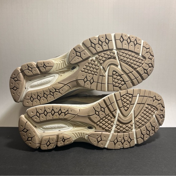 Size 10 - New Balance 2002R Low Driftwood - Picture 8 of 11